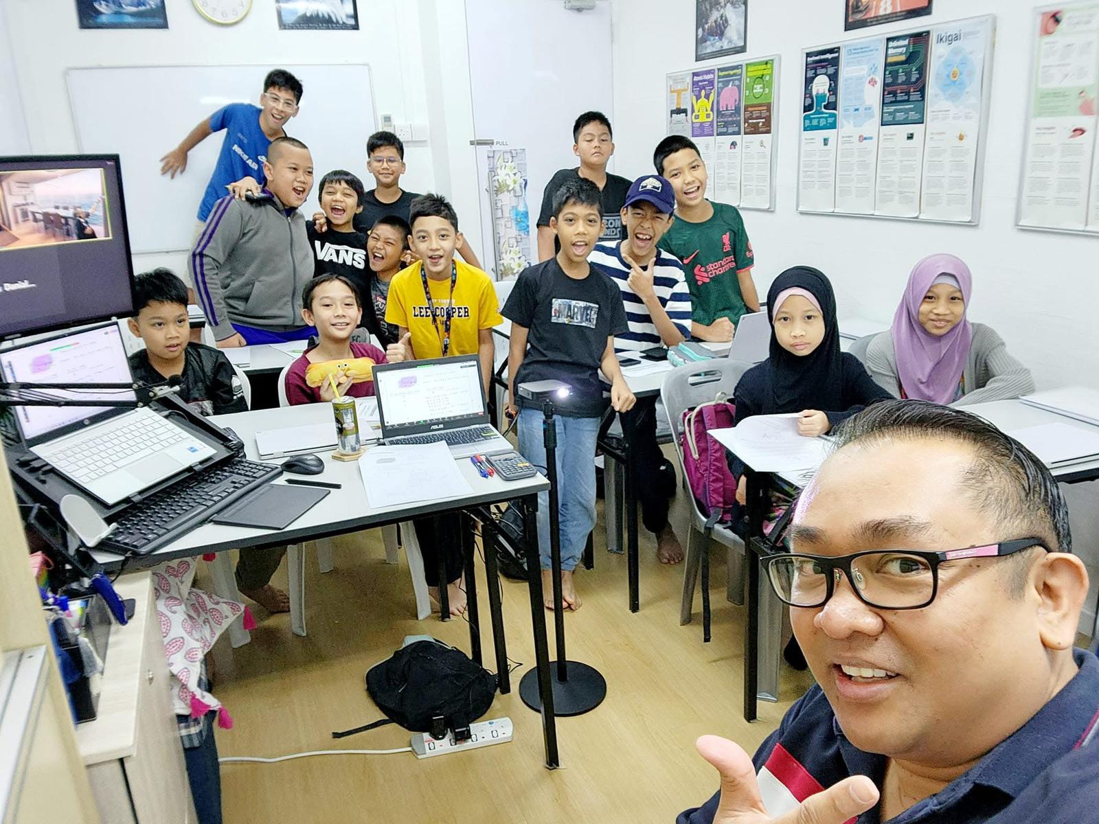 Salik Tuition classroom moment 4